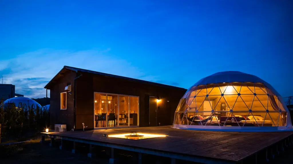 グランドーム福岡ふくつの客室はドーム型テント＋BBQハウスがセットになっている！
