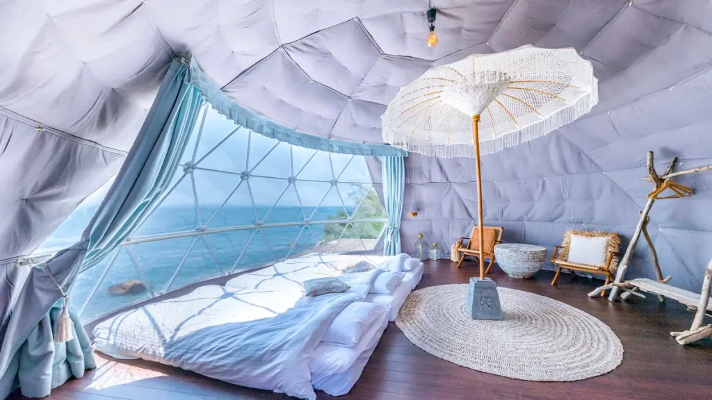 南国バリの雰囲気のドーム型テント内