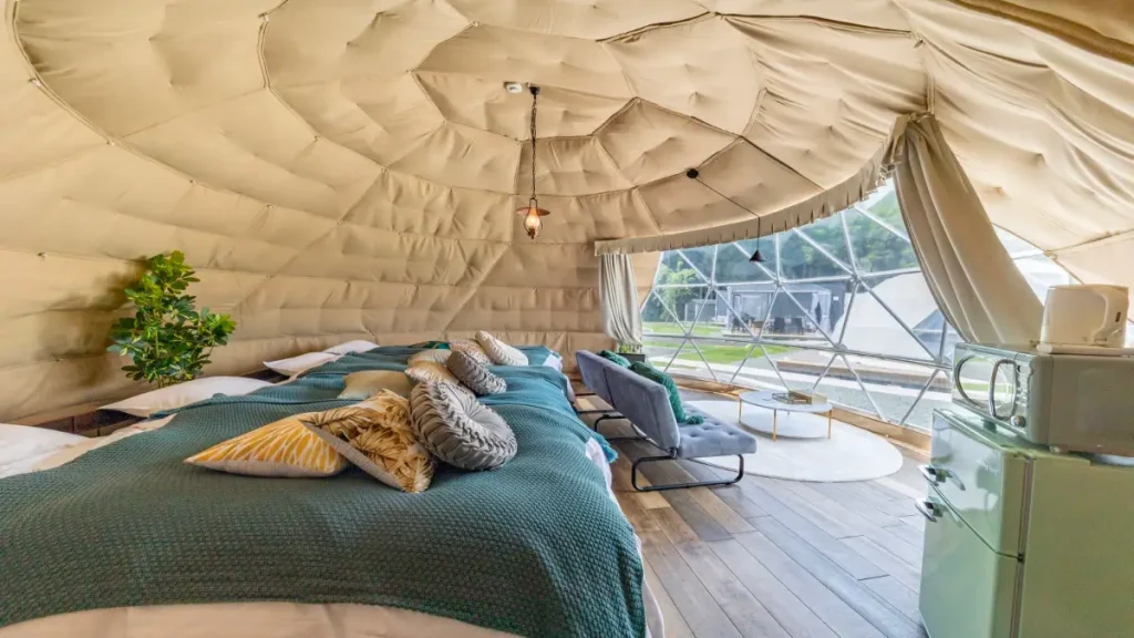 シンプルデザインのドームテント客室