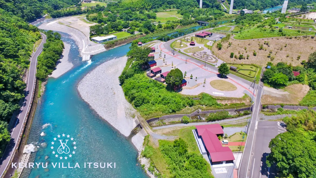 熊本にあるグランピング施設「渓流ヴィラ ITSUKI」では カヤックやバンジージャンプが体験できる